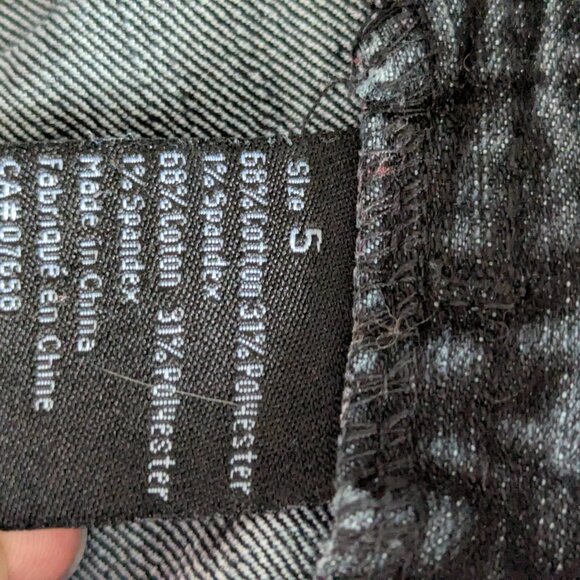 ✨ Seductions Black Jean Mini Shorts (Size 5) 🖤👖 - Picture 4 of 5
